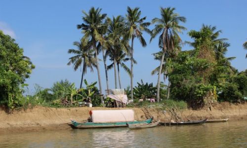 KAMBODA / Tonle Sap / Tonle Sap / Na brzegu rzeki