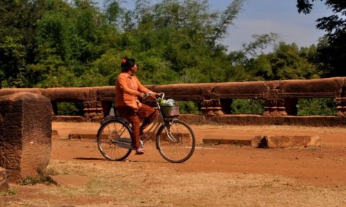 Zdjecie KAMBODA / rodkowa Kamboda / Kompong'day / Na zabytkowym mocie