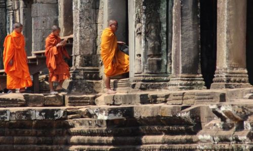 Zdjcie KAMBODA / Siem Reap / Angkor / Mnisi w wityni Bajon