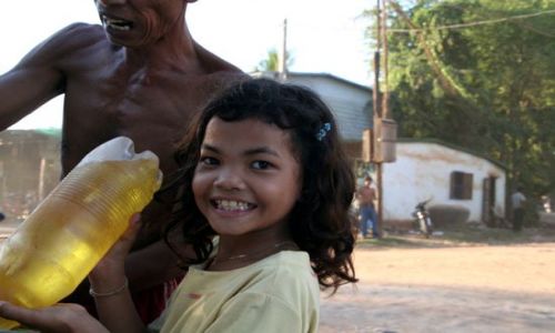 Zdjecie KAMBODżA / brak / tak wygladaja wszystkie stacje na trasie do Siema Reap / lokalna stacja benzynowa..