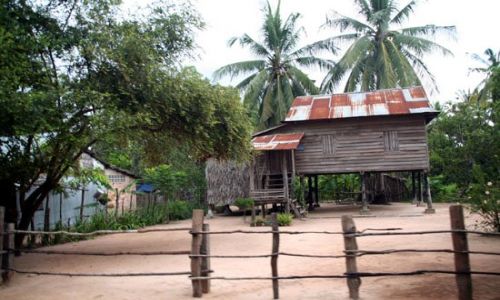 Zdjecie KAMBODA / brak / angkor / fragmet kambodzanskiej wioski (dorga do czerownych swiatyn)