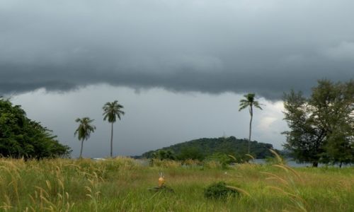 Zdjcie KAMBODA / Sihanoukville / wyspa na Zatoce Tajlandzka / Czarne chmury