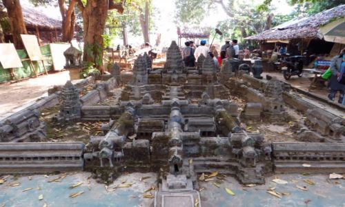 Zdjcie KAMBODA / Angkor / okolice Siem Reap / model Angkor Wat