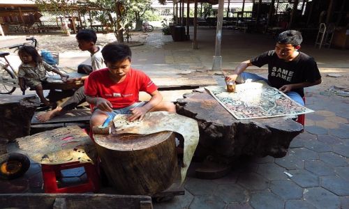 Zdjecie KAMBODA / Angkor / okolice Siem Reap / Khmer Leather Carving Center