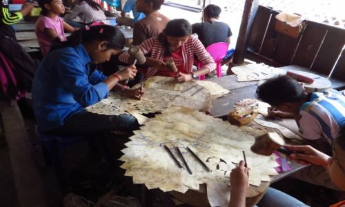 Zdjcie KAMBODA / Angkor / okolice Siem Reap / Khmer Leather Carving Center