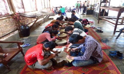 Zdjcie KAMBODA / Angkor / okolice Siem Reap / Khmer Leather Carving Center