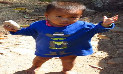 Zdjecie KAMBODA / Angkor / witynia Bakong / daj cukierka....