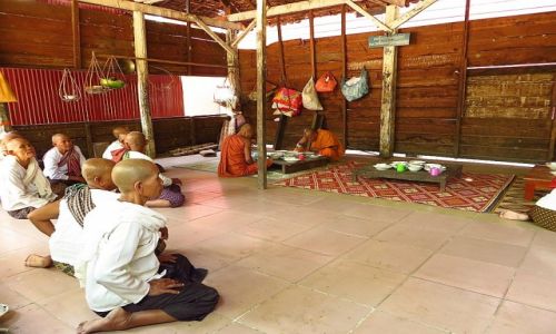 Zdjcie KAMBODA / Angkor / obok wityni Lolei / buddyjski orodek medytacyjny