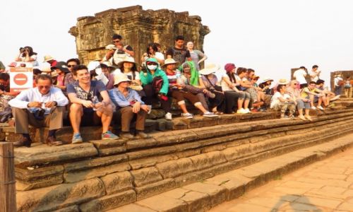 Zdjcie KAMBODA / Angkor / witynia Phnom Bakheng / w oczekiwaniu na zachd soca