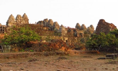 Zdjcie KAMBODA / Angkor / okolice Siem Reap / witynia Phnom Bakheng