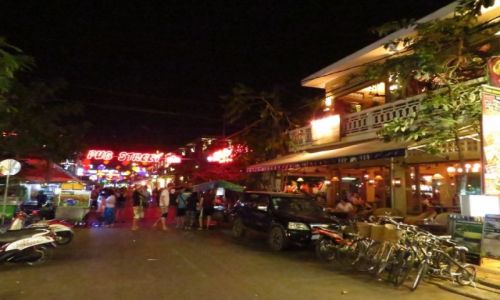 Zdjcie KAMBODA / Angkor / Siem Reap / ulica barowa