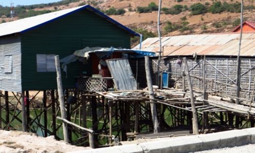 Zdjęcie KAMBODżA / Angkor / okolice jeziora Tonle Sap / typowa architektura okolic Tonle Sap