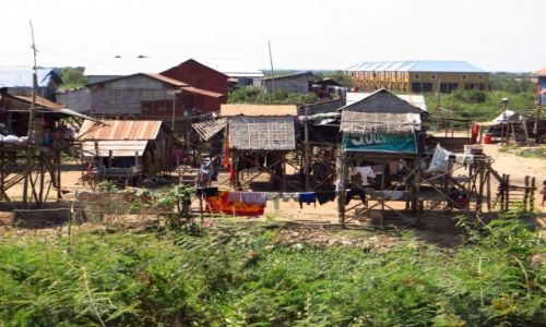 Zdjęcie KAMBODżA / Angkor / okolice Siem Reap / typowa architektura okolic Tonle Sap