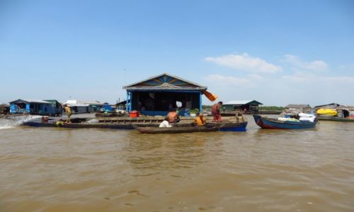 Zdjęcie KAMBODżA / Angkor / jezioro Tonle Sap / wioska na wodzie
