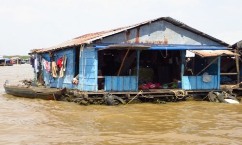 Zdjcie KAMBODA / Angkor / jezioro Tonle Sap / wioska na wodzie