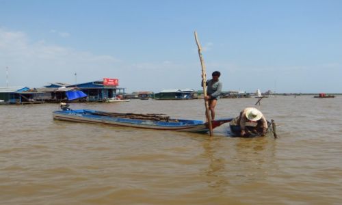 Zdjcie KAMBODA / Angkor / jezioro Tonle Sap / wioska na wodzie