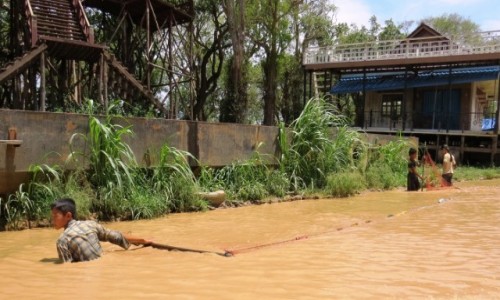 Zdjcie KAMBODA / Jezioro Tonle Sap / Kampong Phluk / Ryby owi si te w kanaach
