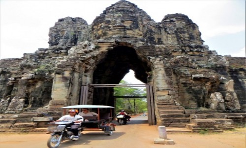 Zdjecie KAMBODA / Prowincja Siem Reap / Angkor / Zwiedza mona tuk- tukiem 