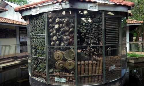 Zdjcie KAMBODA / Siem Reap / Cambodia Landmine Museum / lady wojny