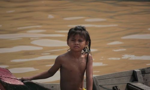 Zdjęcie KAMBODżA / Siem  Reap / wioska na jeziorze / dzieci w Kambodży