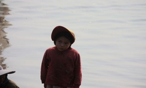 Zdjęcie KAMBODżA / Siem  Reap / wioska na jeziorze / dzieci w Kambodży