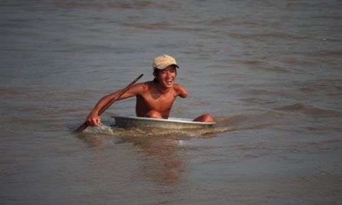 Zdjecie KAMBODA / Siem  Reap / wioska na jeziorze / dzieci w Kambody