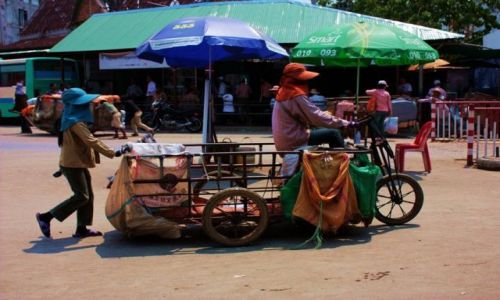 Zdjęcie KAMBODżA / granica Tajlandii z Kambodżą / Poi Pet / przygraniczne środki lokomocji