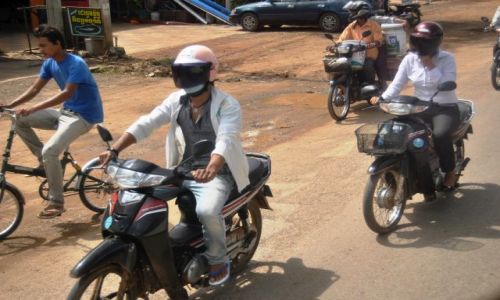 Zdjecie KAMBODA / pnocno-zachodni / Battambang / Typowy transport poudniowo-azjatycki