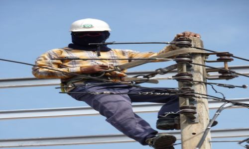 Zdjecie KAMBODżA / Siem Reap / Przy słynnym moście / Elektryk