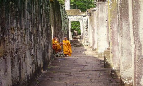 Zdjecie KAMBODA / okolice Siem Reap / witynia Bayon - Angkor Wat / odpoczynek w wiatyni