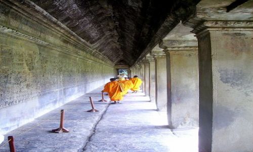 KAMBODżA / okolice Siem Reap / swiatynia Angkor Wat / mnisi w Angkor Wat