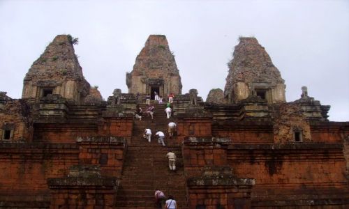 KAMBODA / okolice Siem Reap / zesp Angkor Wat / strome schody na szczyt Pre Rup