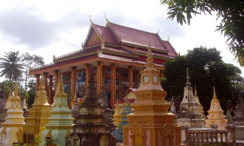 Zdjęcie KAMBODżA / okolice Siem Reap / cmentarz przy wiosce w okolicach Siem Reap / bogaty cmentarz biednej wioski