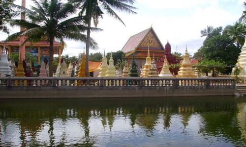 Zdjecie KAMBODA / okolice Siem Reap / cmentarz przy wiosce w okolicach Siem Reap / widok na wiatyni i cmentarz