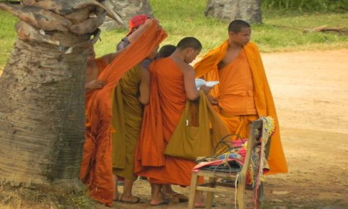 Zdjecie KAMBODA / ANGKOR WAT / ANGKOR WAT / Buddyjscy Mnisi 