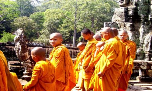 Zdjecie KAMBODA / okolice Siem Reap / wiatynia Bayon / modzi mnisi w wityni Bayon