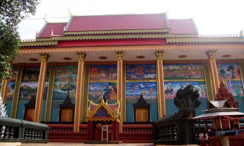 Zdjecie KAMBODA / okolice Siem Reap / cmentarz w wiosce przy Siem Reap / piknie zdobiona witynia