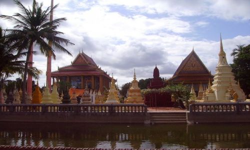 Zdjecie KAMBODA / okolice Siem Reap / wioska w okolicy Siem Reap / widok na cmentarz. nie taki smutny wcale .....