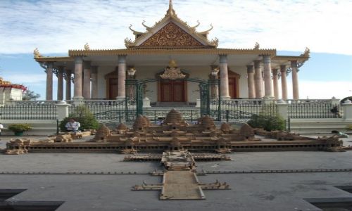 Zdjecie KAMBODA / Phonm Penh / Phonm Penh / ... miniatura Angkor Wat... z tyu witynia Szmaragdowego Buddy...
