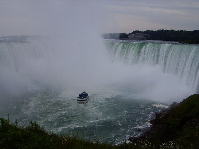 Zdjęcia: Niagara Falls, Ontario, stateczki podpływaj prawie pod sam wodospad, KANADA Zdjęcia: Niagara Falls, Ontario, stateczki podpływaj prawie pod sam wodospad, KANADA