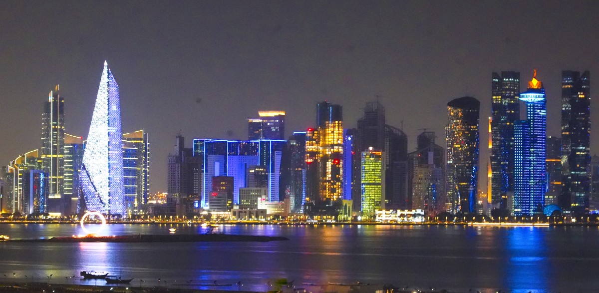 Zdjęcia: Z hotelowego okna, Doha, Wieżowce nocą, KATAR Zdjęcia: Z hotelowego okna, Doha, Wieżowce nocą, KATAR