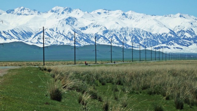 Zdj cia: droga z Kegen do Karkary, Kazachstan poudniowy, a one po lewej , KAZACHSTAN