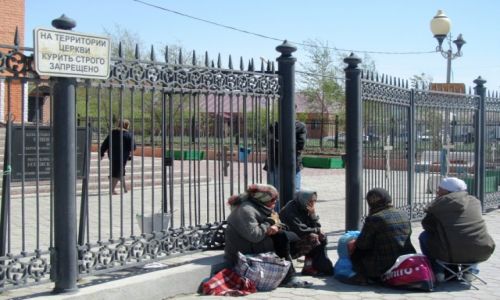 Zdjecie KAZACHSTAN / Atyrau / cerkiew / babushki