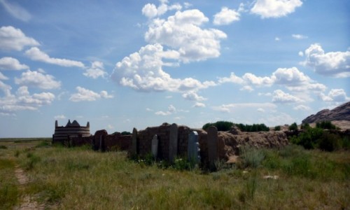 Zdjcie KAZACHSTAN / 70 km na pnoc od Bachasz / Bektau-Ata Trakt / Samotna nekropolia