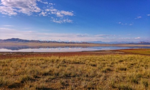Zdjcie KAZACHSTAN / Poudniowo-wschodni Kazachstan / Jezioro Tuzkol z pasmem Tien Shan i szczytem Khan Tengri / Sone jezioro Tuzkol