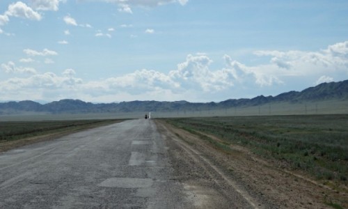 KAZACHSTAN / Kazachstan poudniowy / ok. 20 km. przed Kanionem Szaryskim / Na szczcie wiatr w plecy