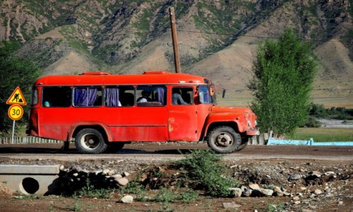 Zdjecie KAZACHSTAN / pd.-wsch. Kazachstan / Saty / Czerwony autobus