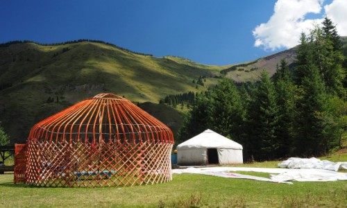 Zdjecie KAZACHSTAN / pd.-wsch. Kazachstan /  Kolsay Lakes / Stawiamy jurt