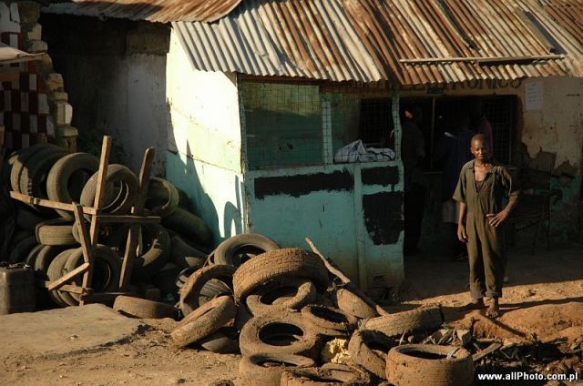 Zdjęcia: Mombasa, Zachodnia Kenia, Wulkanizacja po kenijsku, Mombasa, KENIA Zdjęcia: Mombasa, Zachodnia Kenia, Wulkanizacja po kenijsku, Mombasa, KENIA