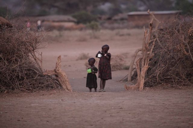 Zdjęcia: Wioska masajska, Park Amboseli, w oczekiwaniu na mleko, KENIA Zdjęcia: Wioska masajska, Park Amboseli, w oczekiwaniu na mleko, KENIA